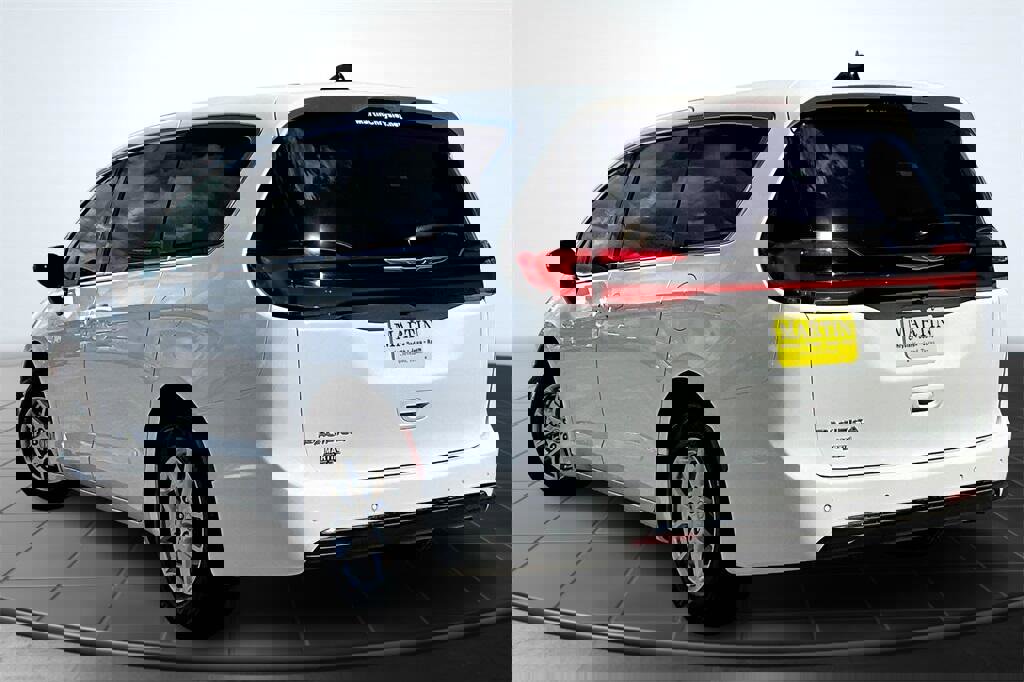 New 2026 Chrysler Pacifica Select image 3