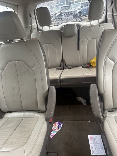 Used 2018 Chrysler Pacifica Touring-L image 30