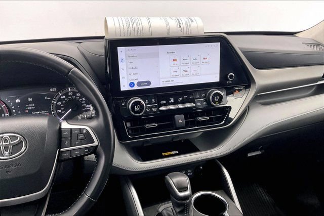 Used 2024 Toyota Highlander XLE FWD image 5