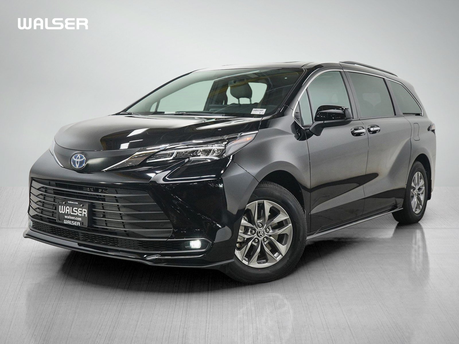 Used 2025 Toyota Sienna XLE w/ XLE Plus Package AWD/4WD image 1