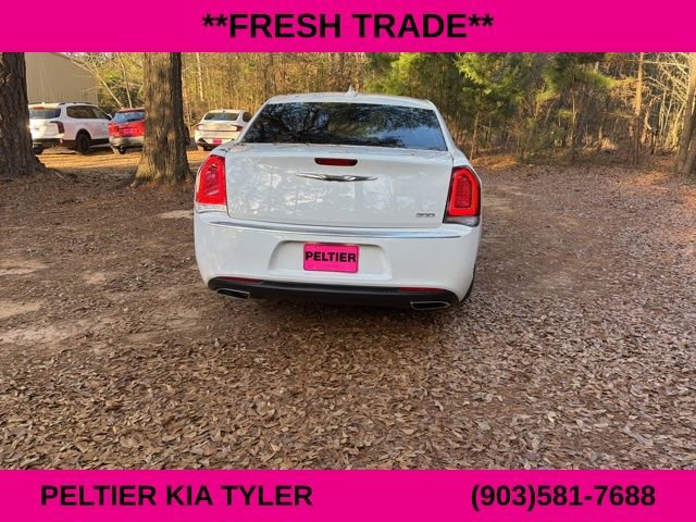 Used 2019 Chrysler 300 Touring w/ Sport Appearance Package image 10