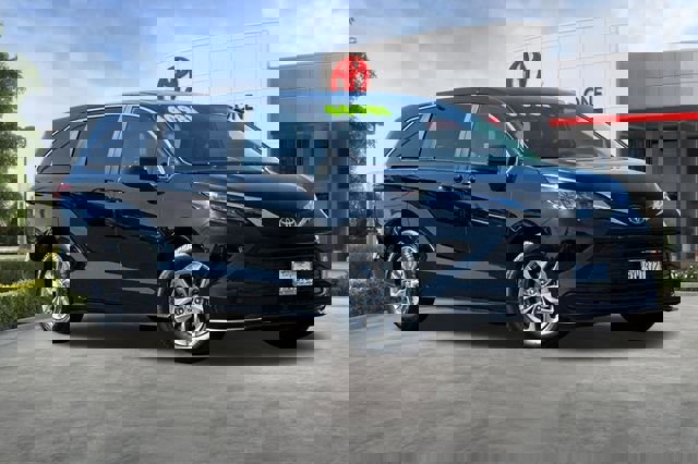 Used 2025 Toyota Sienna LE image 2