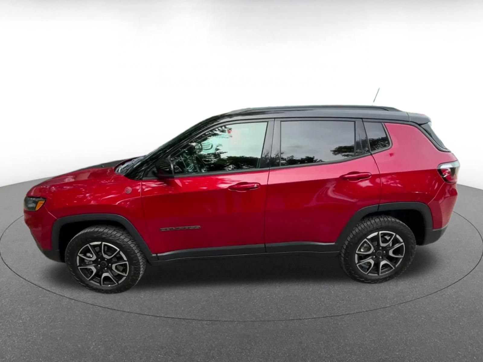 Used 2025 Jeep Compass Trailhawk AWD/4WD image 6