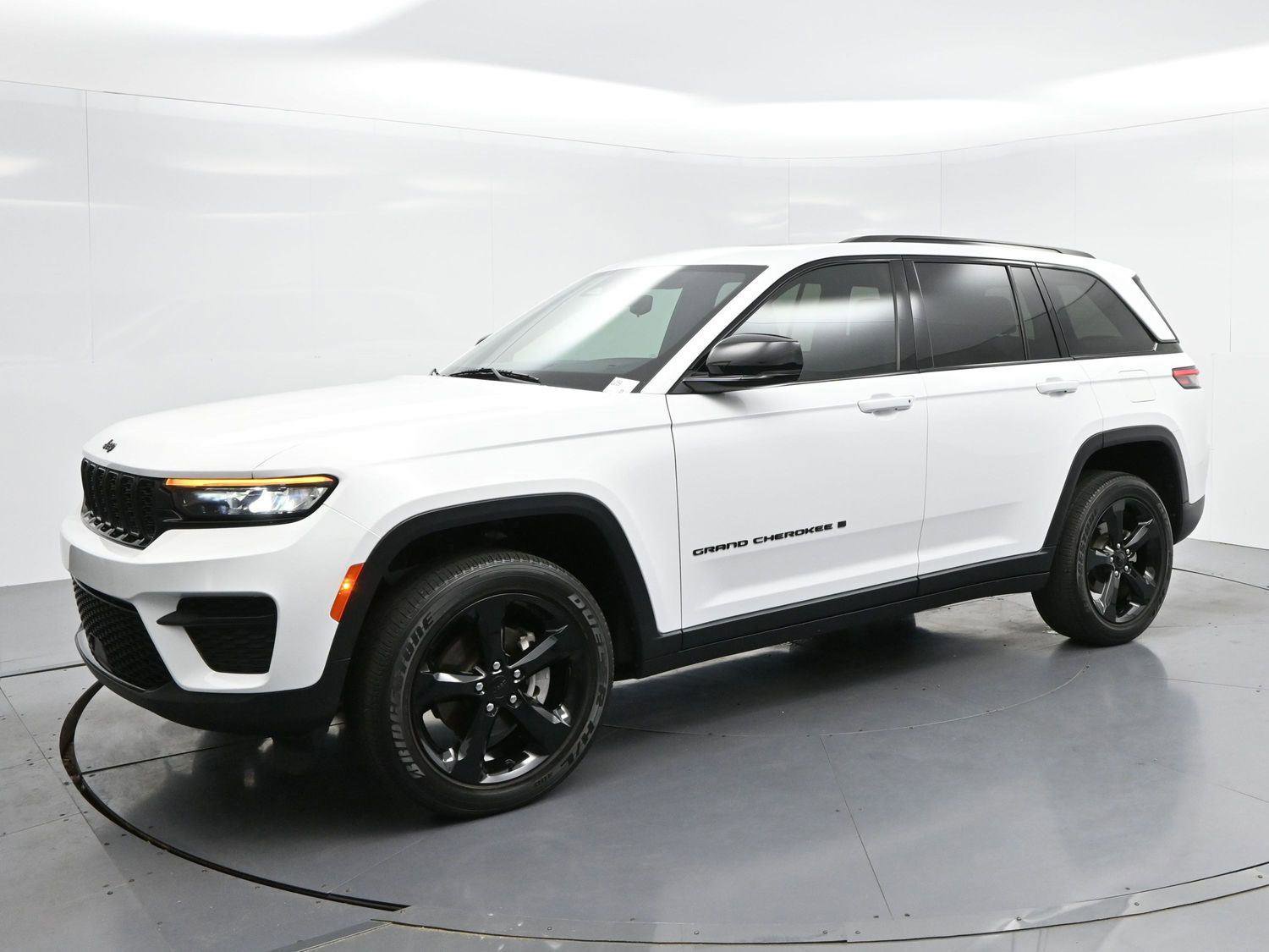 Used 2023 Jeep Grand Cherokee Altitude AWD/4WD image 3