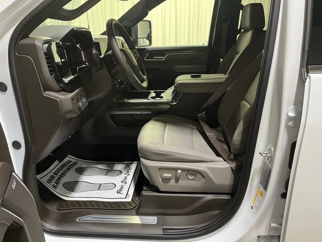 Used 2026 Chevrolet Silverado 3500 LTZ w/ LTZ Convenience Package AWD/4WD image 4
