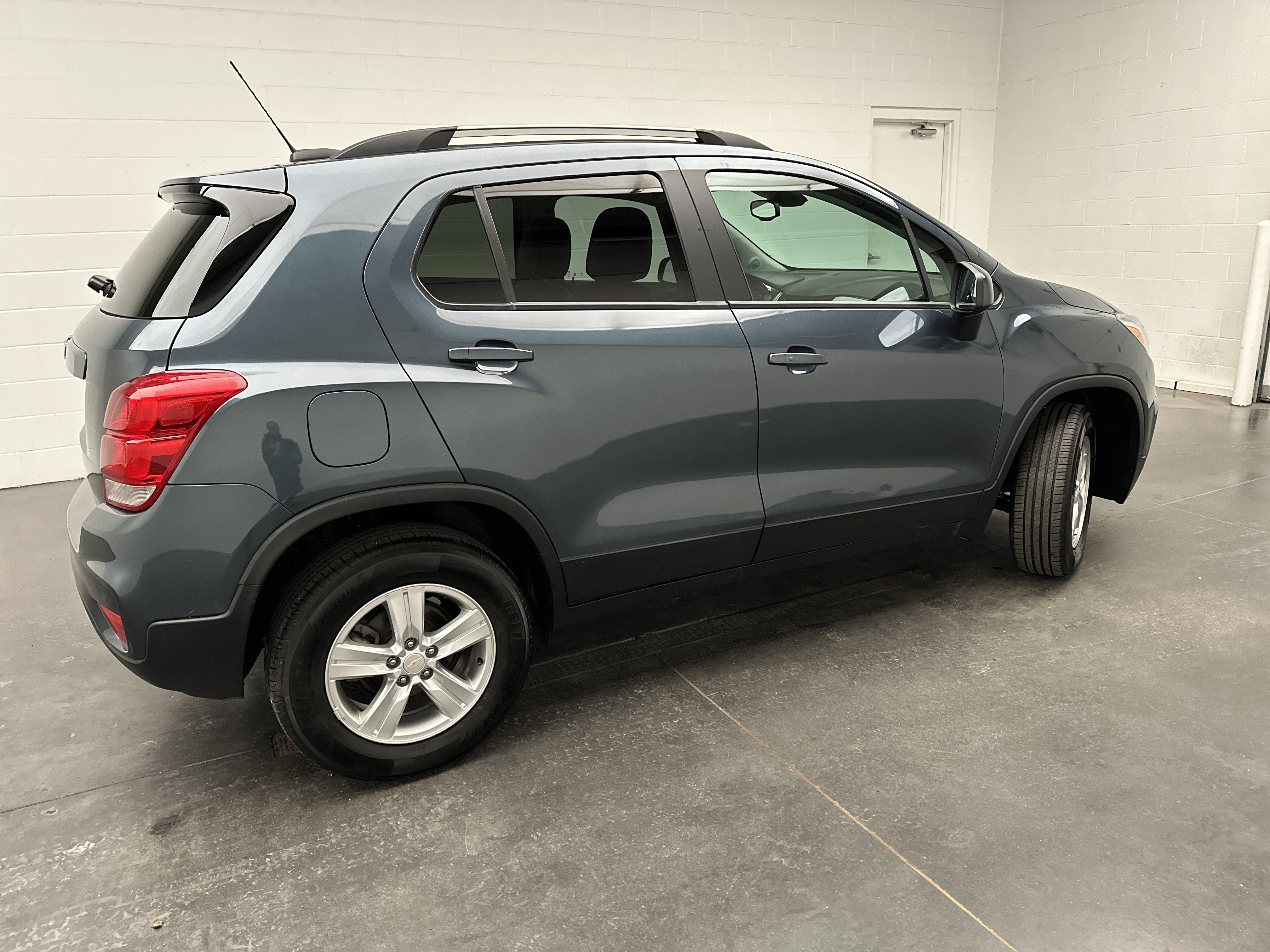 Used 2022 Chevrolet Trax LT w/ LT Convenience Package AWD/4WD image 8