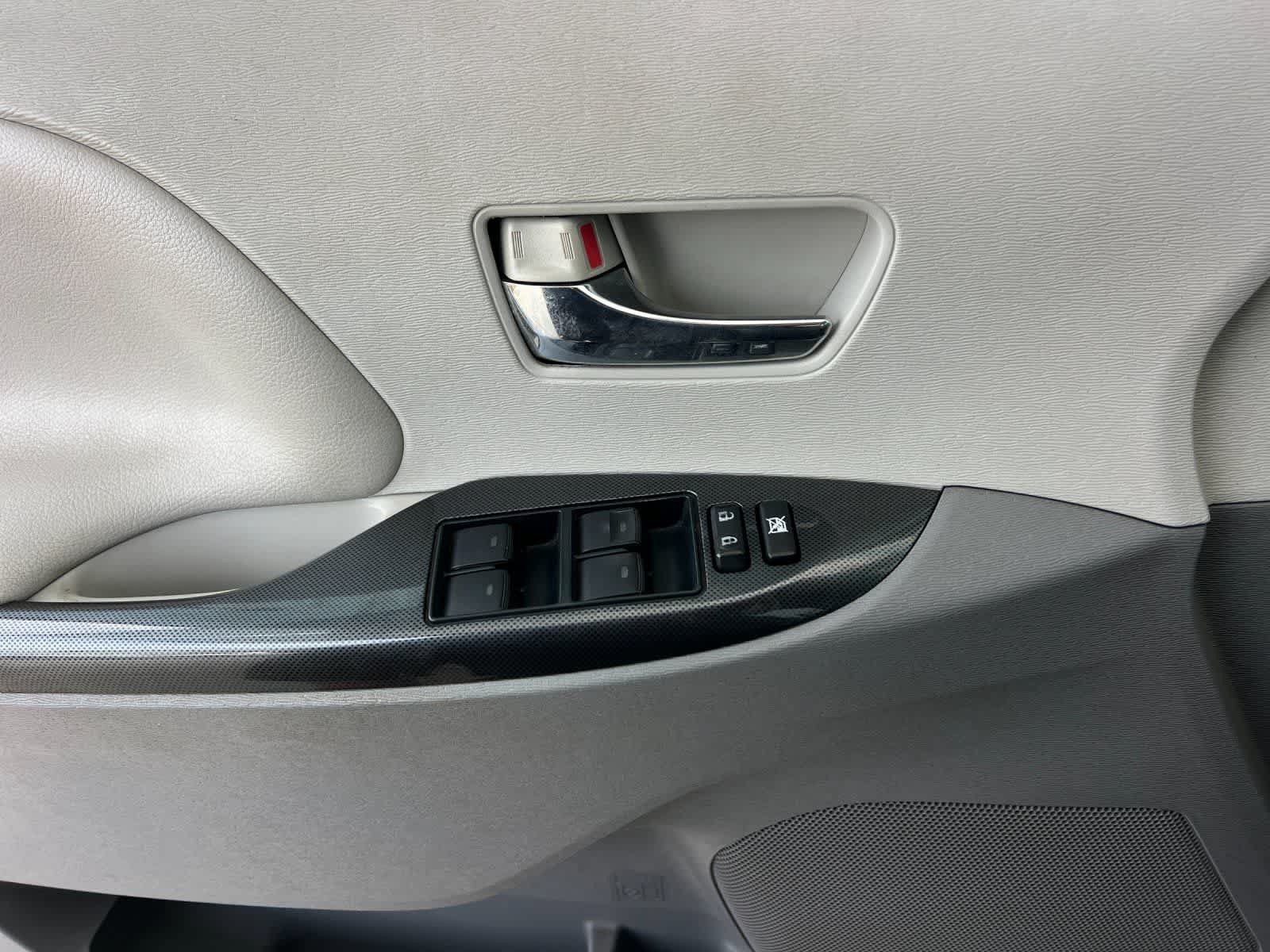 Used 2014 Toyota Sienna SE FWD image 13
