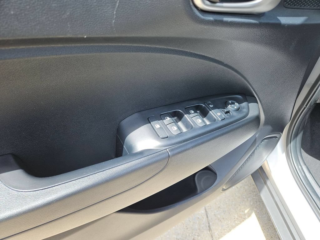 Used 2025 Hyundai Venue SEL FWD image 21