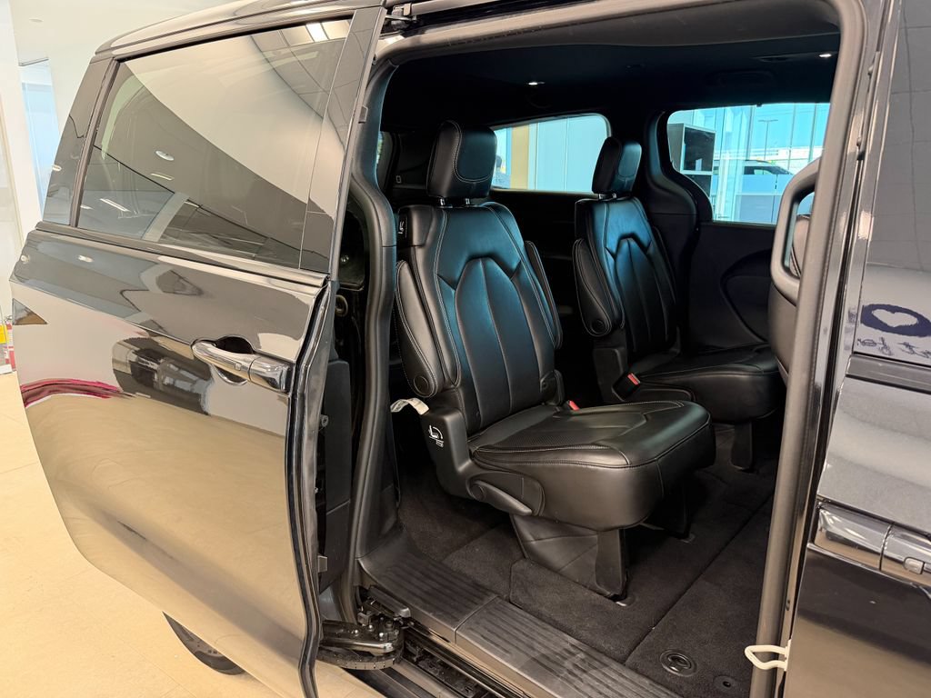 Used 2023 Chrysler Pacifica Touring-L w/ S Appearance Package AWD/4WD image 21