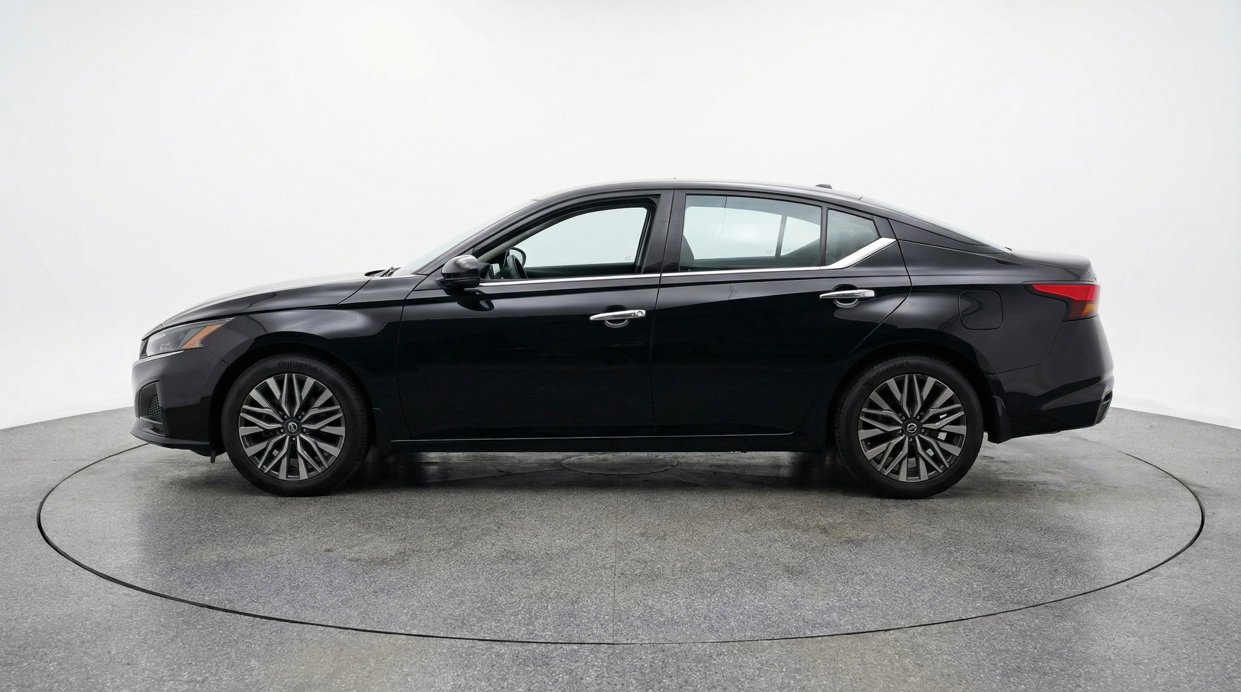 Used 2025 Nissan Altima 2.5 SV FWD image 4
