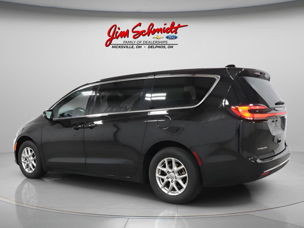 Used 2025 Chrysler Pacifica Select image 4