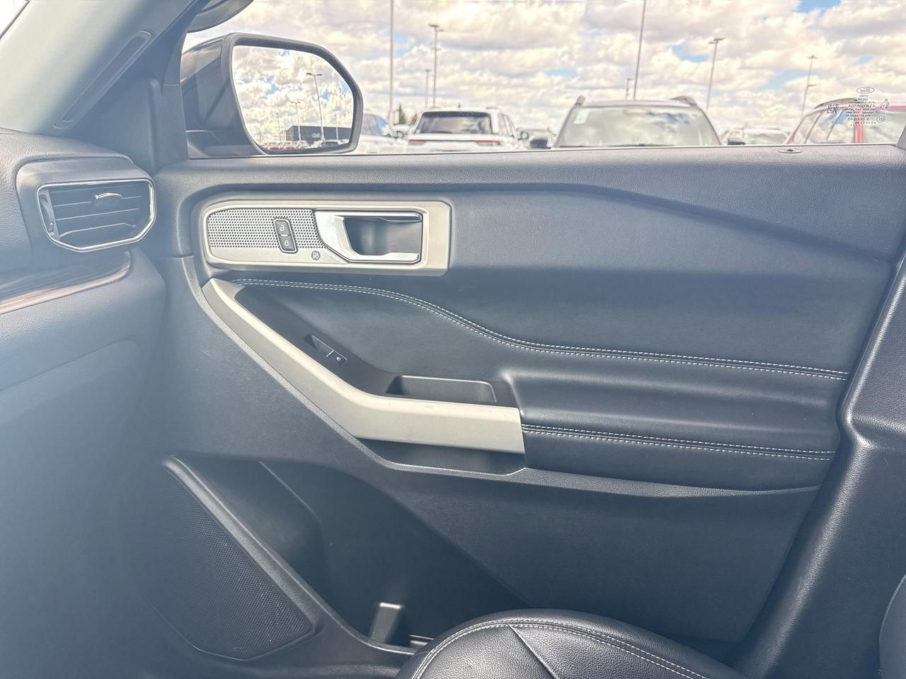 Used 2022 Ford Explorer Limited w/ Equipment Group 301A image 26