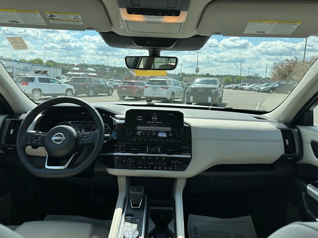 Used 2025 Nissan Pathfinder SL w/ Lighting Package (N92) image 16