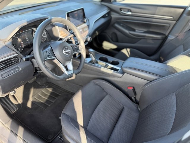 Used 2025 Nissan Altima 2.5 SV image 16