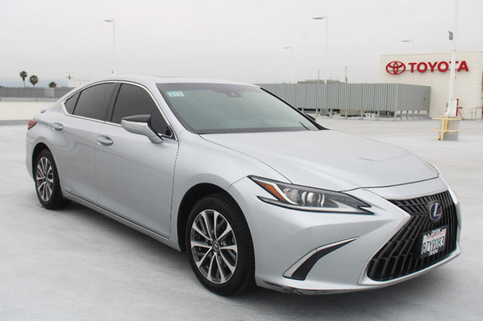 Used 2022 Lexus ES 300h w/ Accessory Package 2 FWD image 2