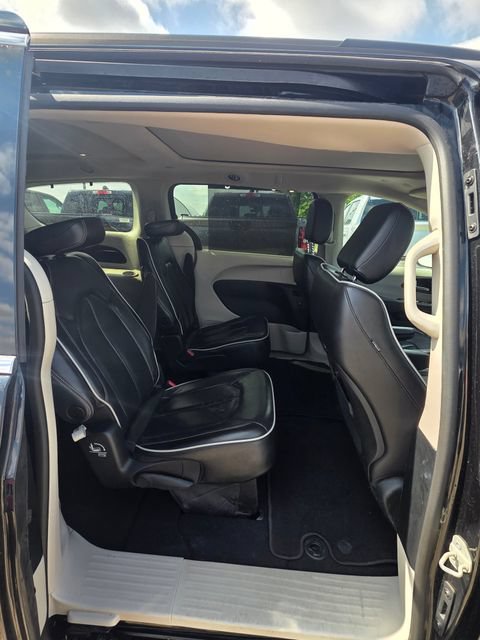 Used 2023 Chrysler Pacifica Limited FWD image 13