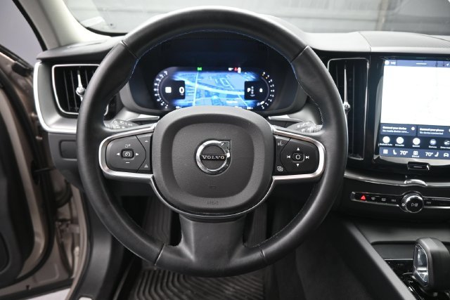 Used 2025 Volvo XC60 B5 Core AWD/4WD image 32
