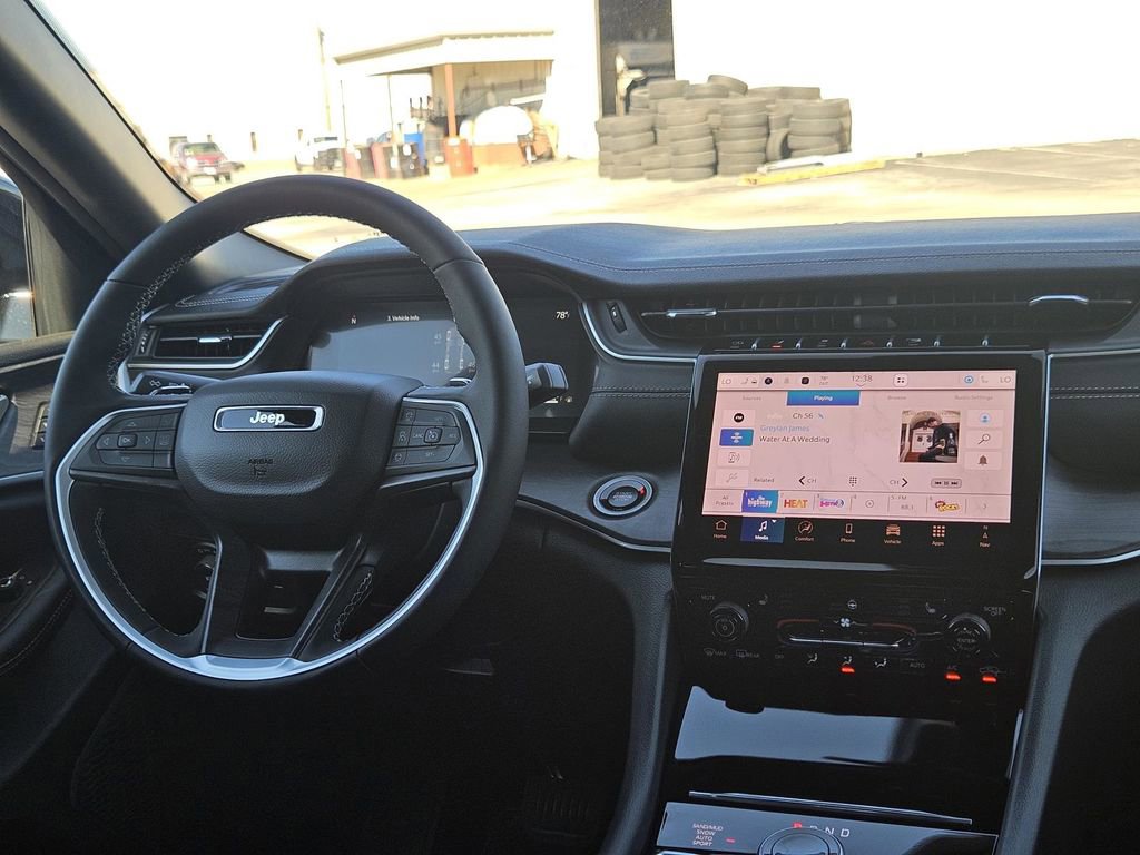 New 2025 Jeep Grand Cherokee Limited w/ Black Appearance Package image 32