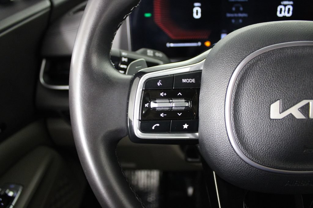 Used 2025 Kia Carnival EX FWD image 25
