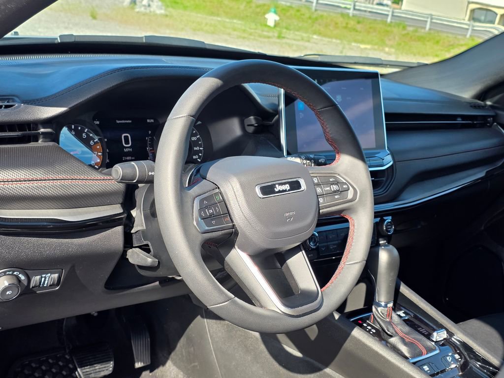 Used 2025 Jeep Compass Trailhawk image 11