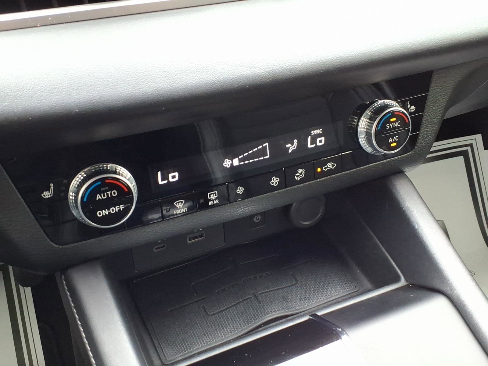 Used 2024 Mitsubishi Outlander SE image 27