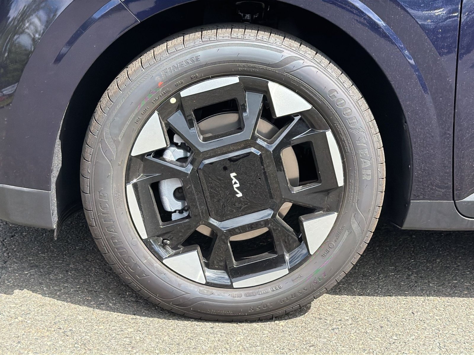 New 2026 Kia Carnival EX FWD image 16
