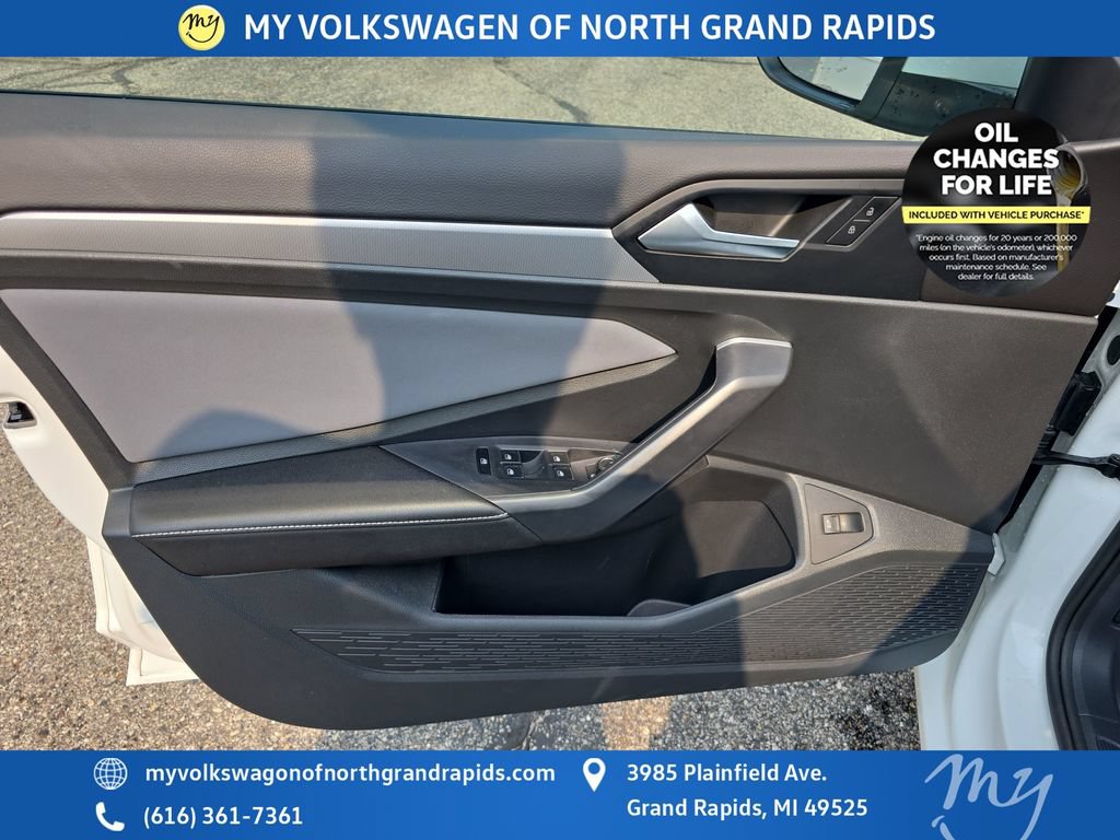 Used 2025 Volkswagen Jetta SE w/ Sunroof Package FWD image 11