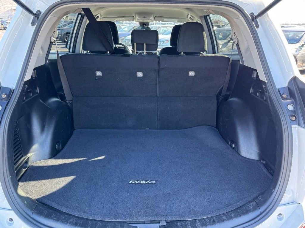 Used 2018 Toyota RAV4 LE image 6