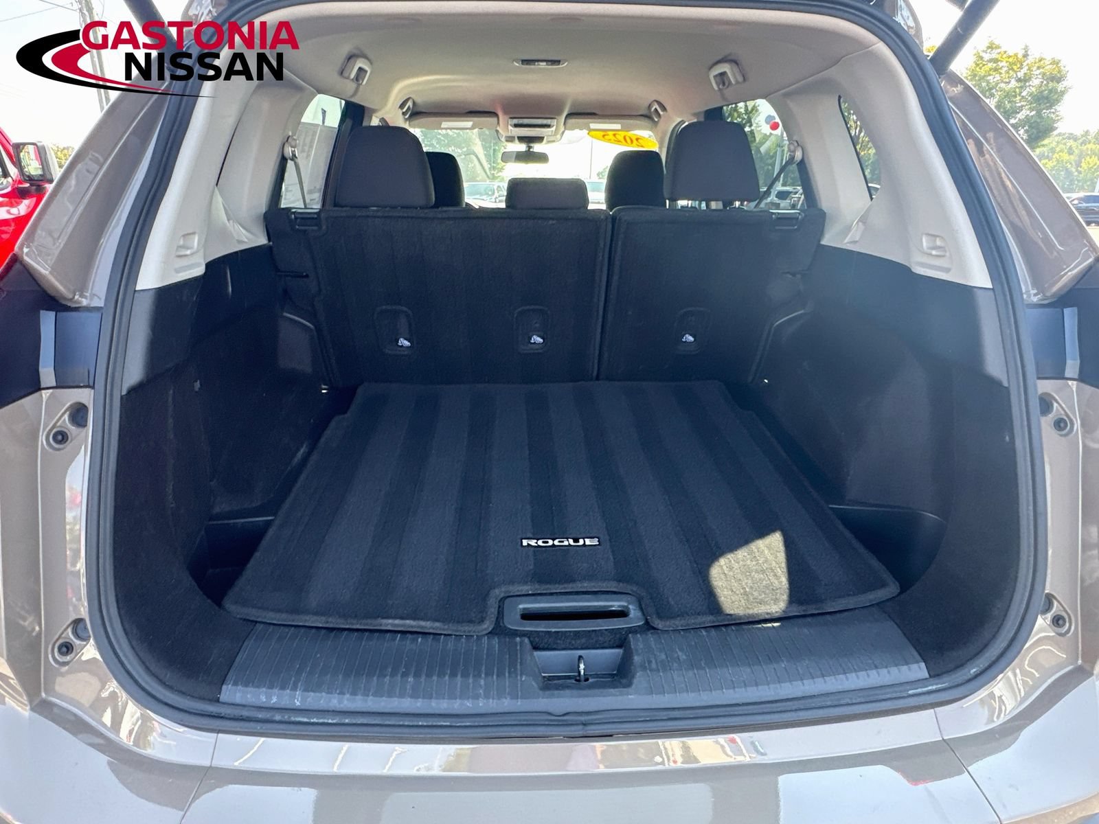 Used 2025 Nissan Rogue SV FWD image 32