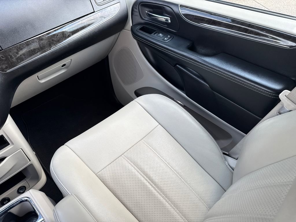 Used 2015 Chrysler Town & Country Touring-L w/ Driver Convenience Group image 15