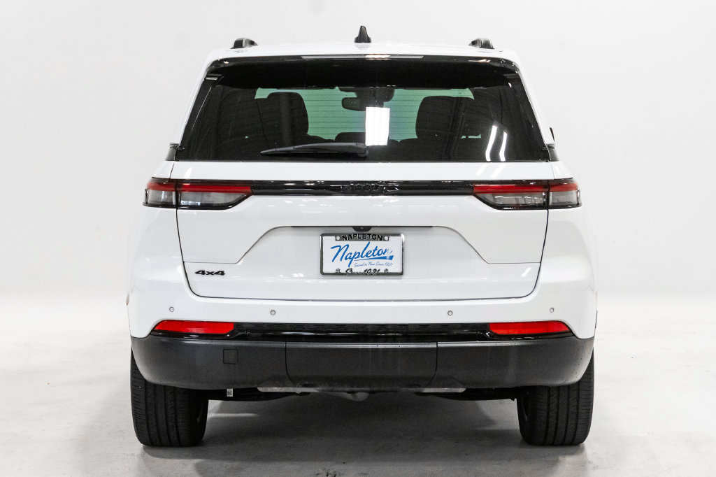 Used 2024 Jeep Grand Cherokee Altitude AWD/4WD image 27