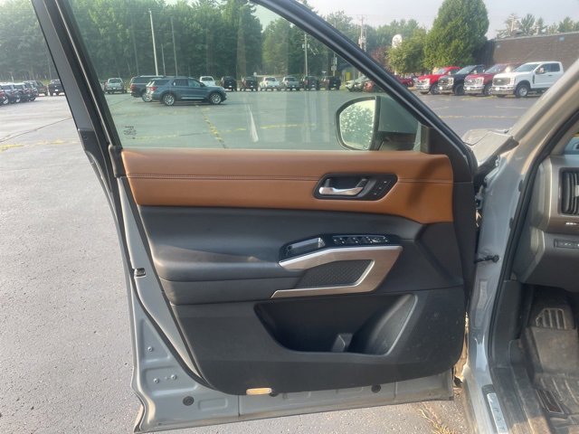 Used 2022 Nissan Pathfinder Platinum w/ Cargo Package image 11