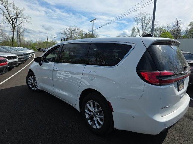 Used 2025 Chrysler Pacifica Select w/ Uconnect Theater Family Group image 19