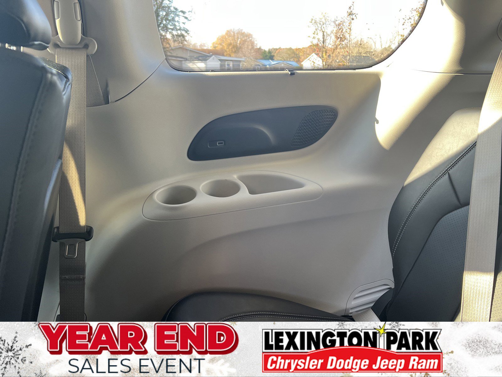 Used 2024 Chrysler Pacifica Select w/ Uconnect Theater Family Group image 14