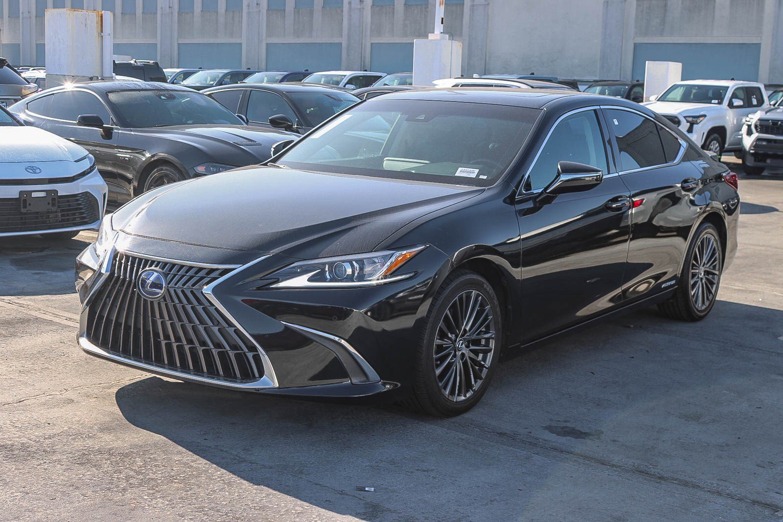 Used 2022 Lexus ES 300h w/ Premium Package image 3