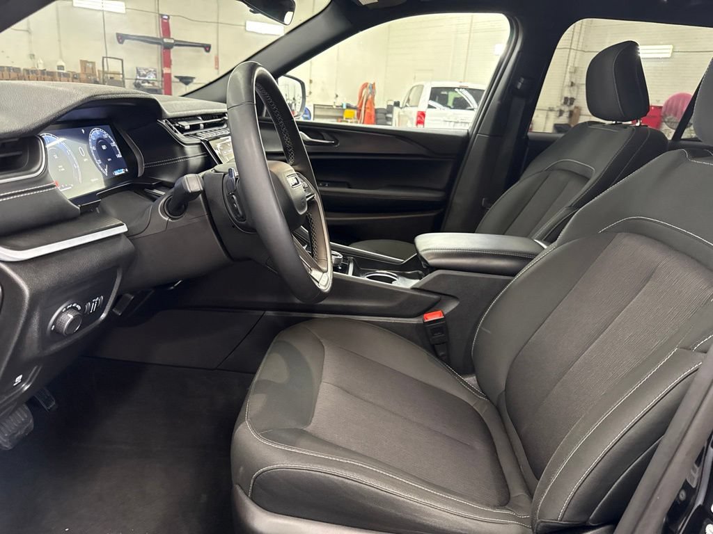 Used 2025 Jeep Grand Cherokee Laredo w/ Luxury Tech Group I AWD/4WD image 9
