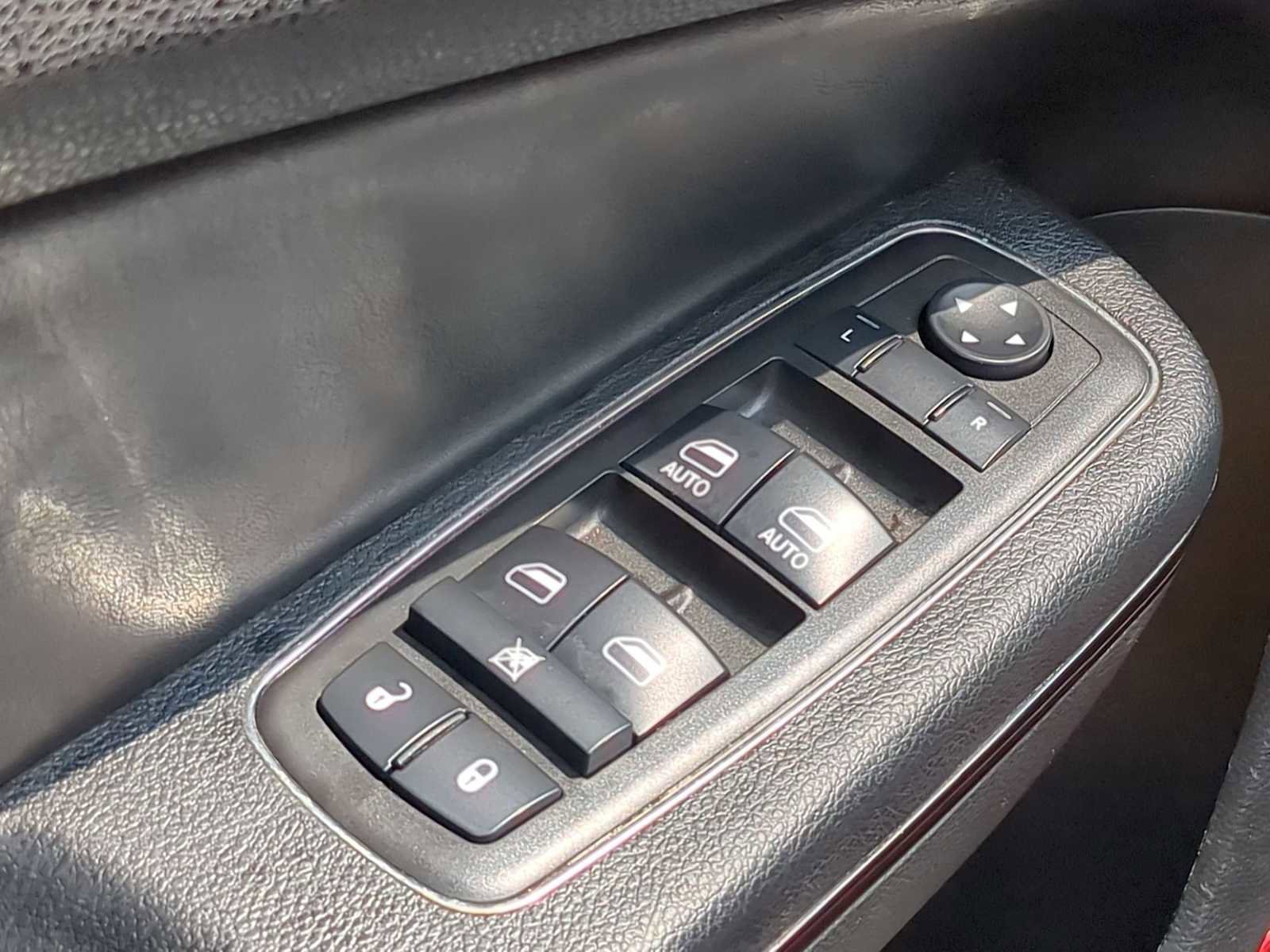 Used 2014 Chrysler 300 S w/ Luxury Group image 18