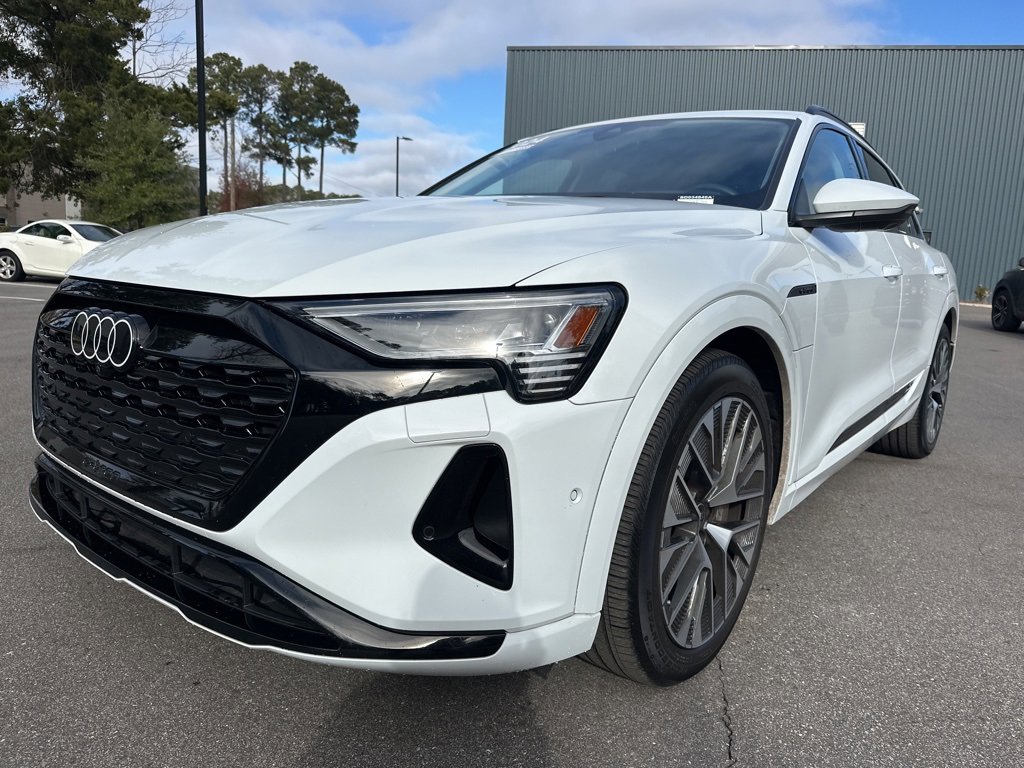 Used 2024 Audi Q8 e-tron Prestige image 3