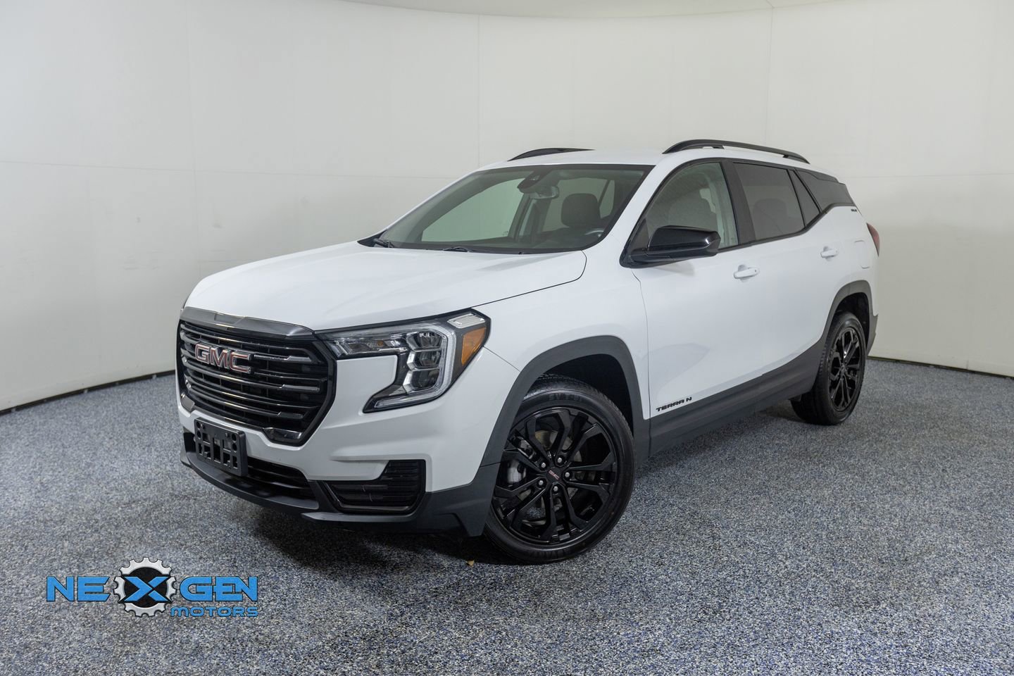 Used 2022 GMC Terrain SLE w/ Driver Convenience Package image 3