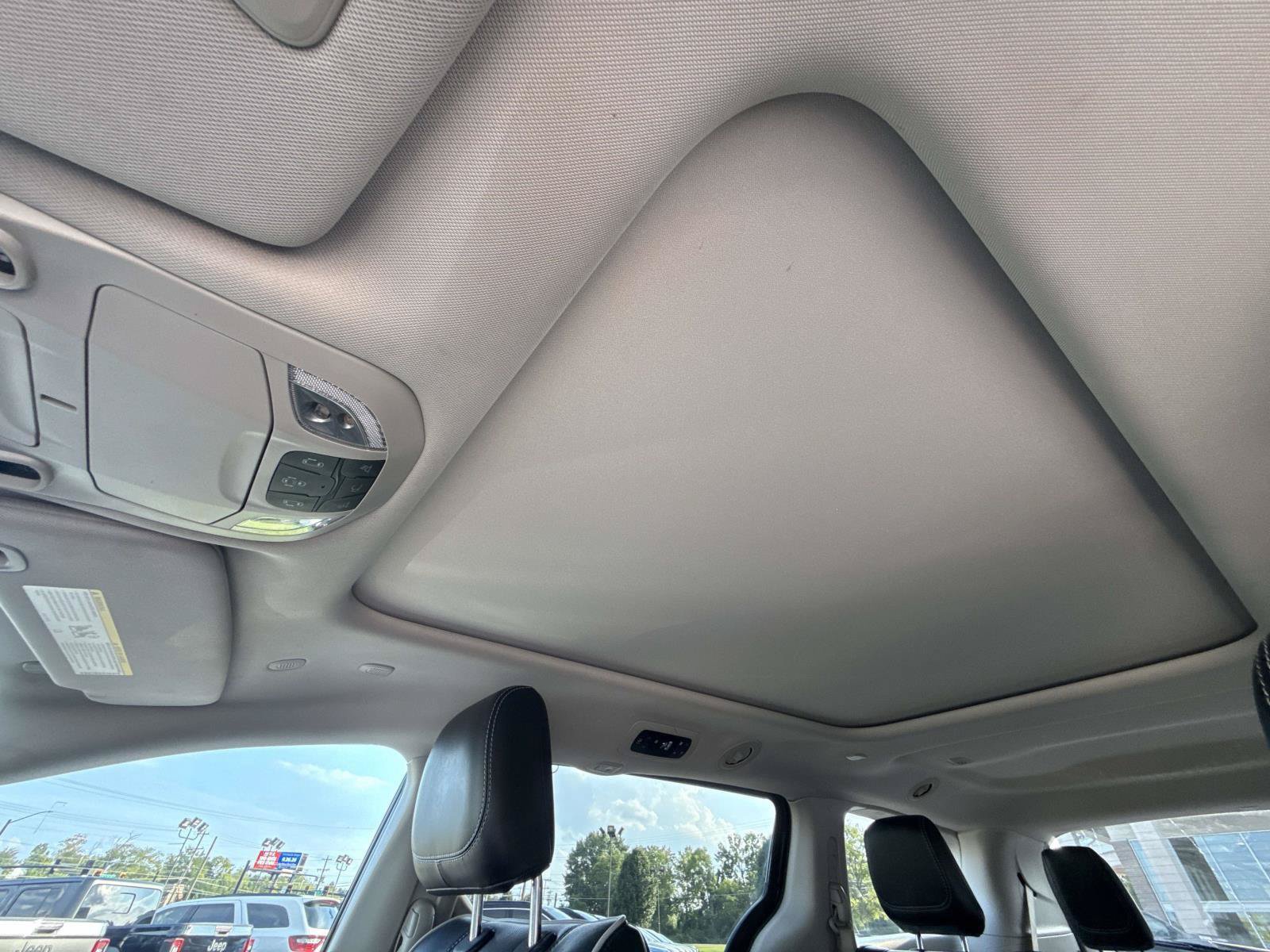 Used 2023 Chrysler Pacifica Limited FWD image 30