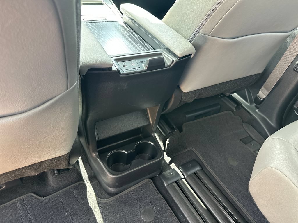 Used 2025 Toyota Sienna XLE FWD image 36