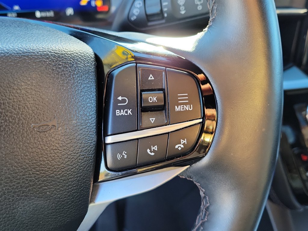 Used 2023 Ford Explorer Platinum w/ Technology Package AWD/4WD image 18