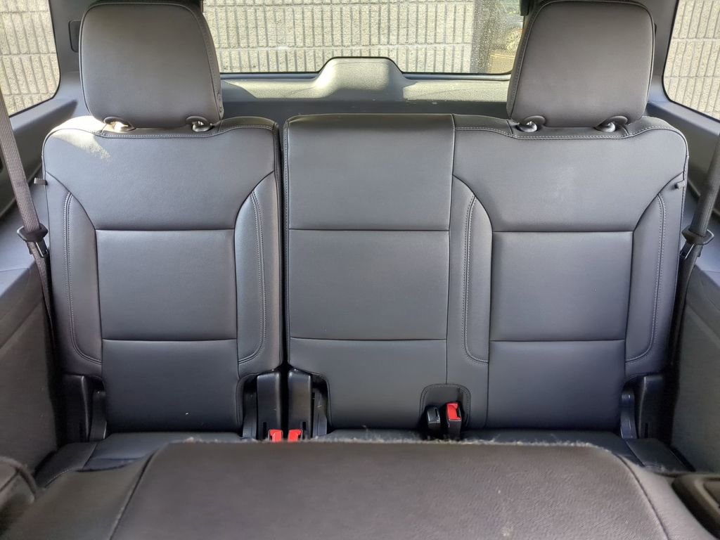 Used 2025 Chevrolet Suburban Z71 image 30
