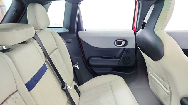 Used 2025 MINI Cooper 4-Door Hardtop image 24