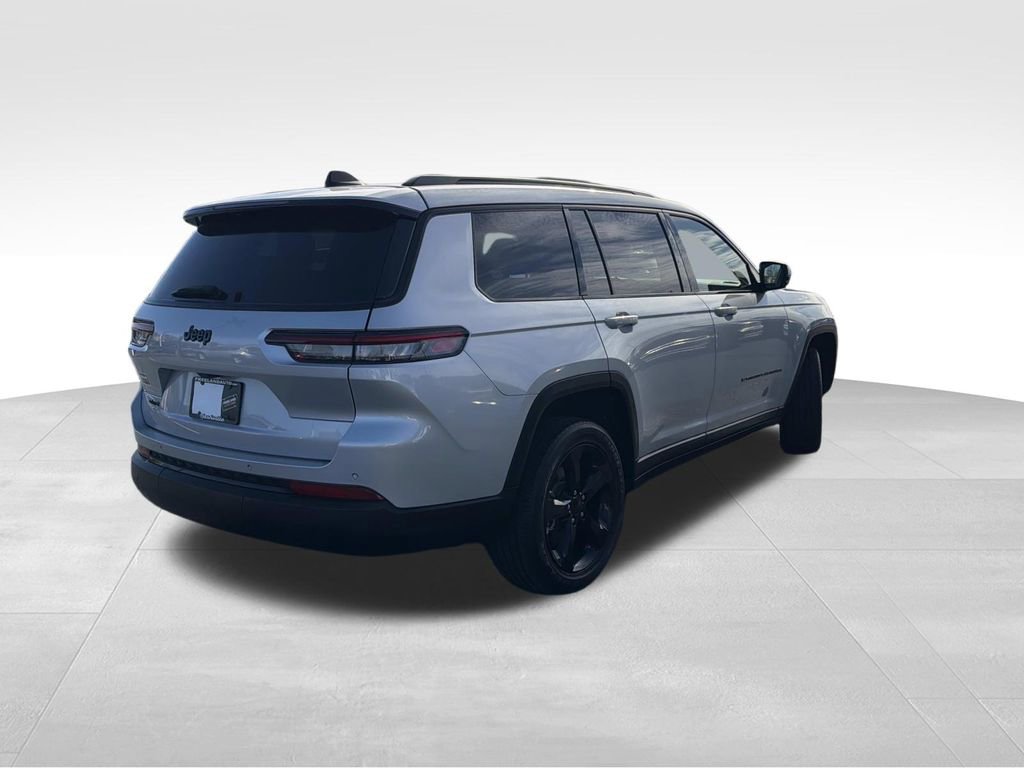 Used 2023 Jeep Grand Cherokee L Laredo image 3