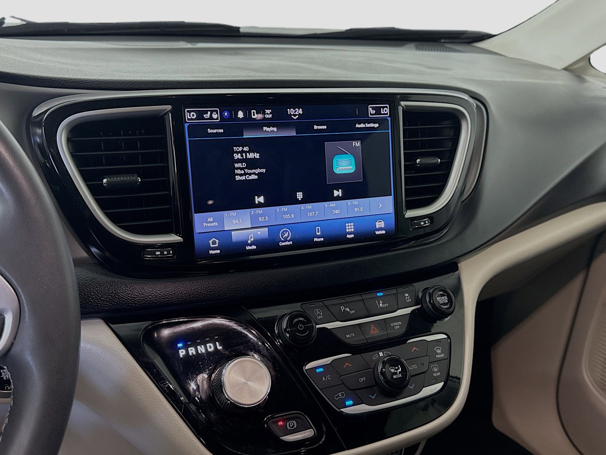 Used 2023 Chrysler Pacifica Touring-L image 18