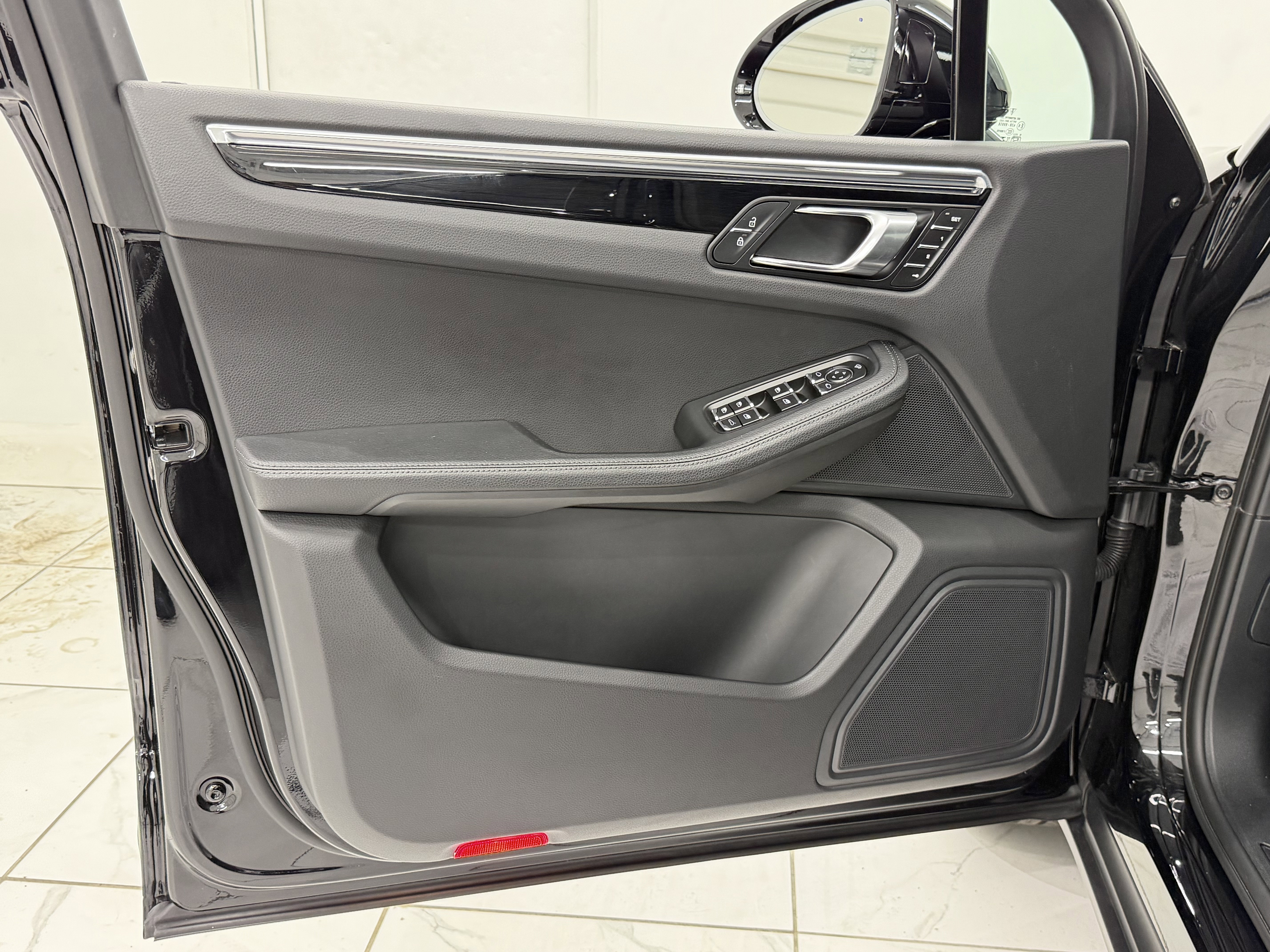 Certified 2025 Porsche Macan AWD/4WD image 27