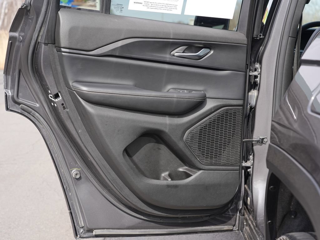 Used 2024 Jeep Grand Cherokee Altitude AWD/4WD image 17