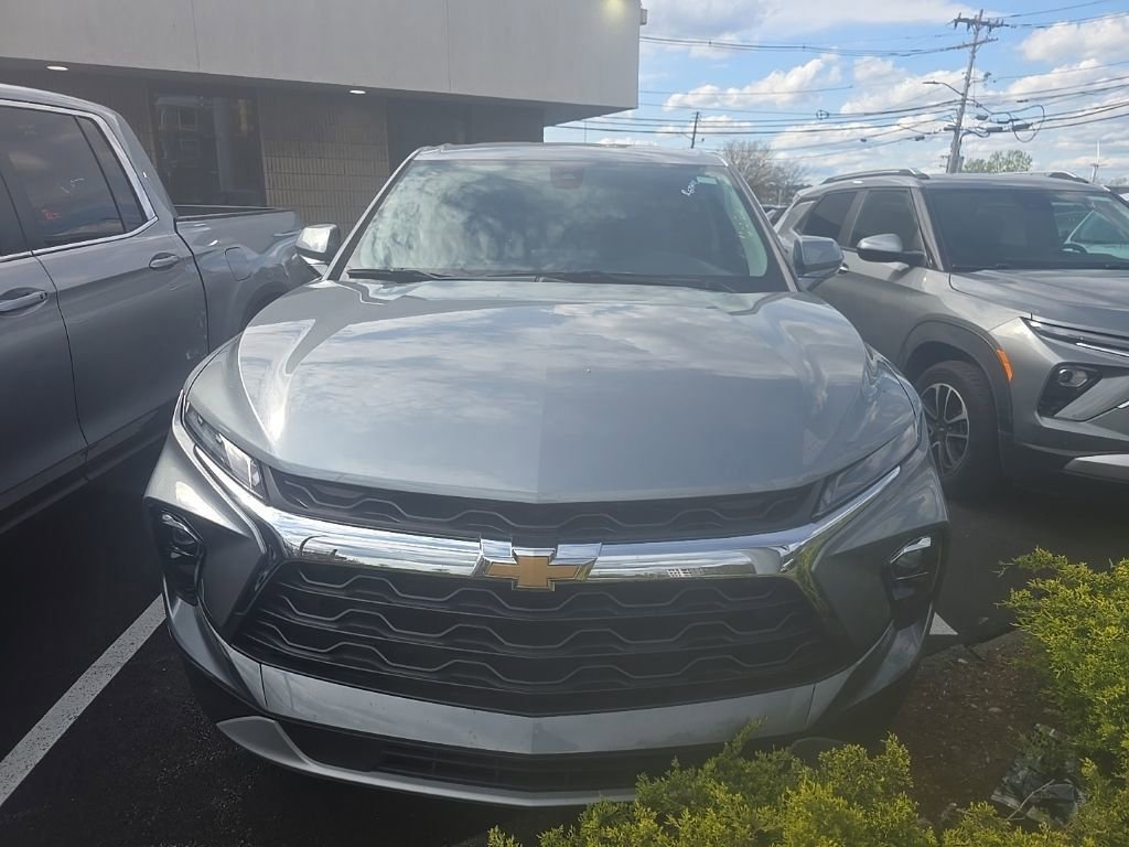 Used 2025 Chevrolet Blazer LT AWD/4WD image 2