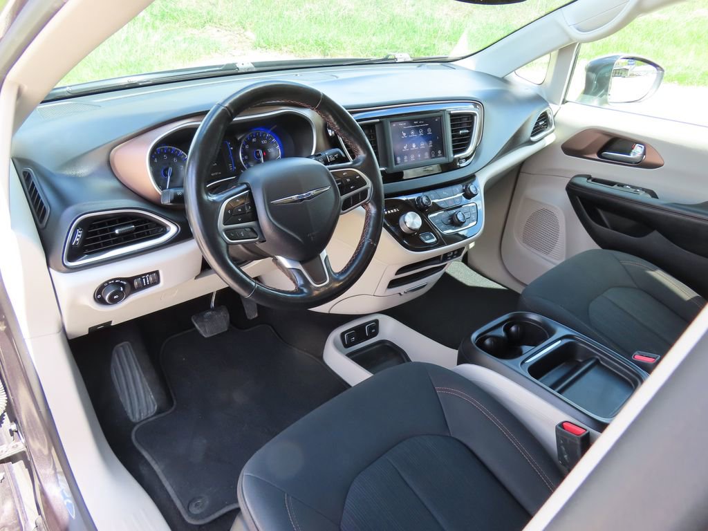Used 2019 Chrysler Pacifica Touring Plus w/ Tire & Wheel Group FWD image 20